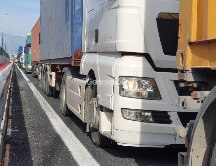 Genova, controlli rafforzati in porto: camion in coda ai varchi