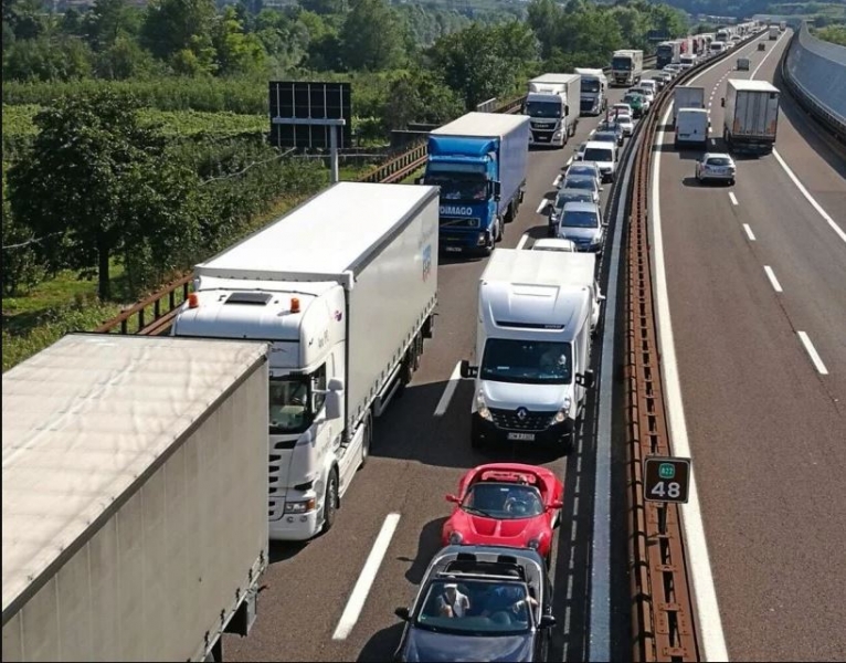 Il Tirolo frena i camion, 70 km di coda sul Brennero
