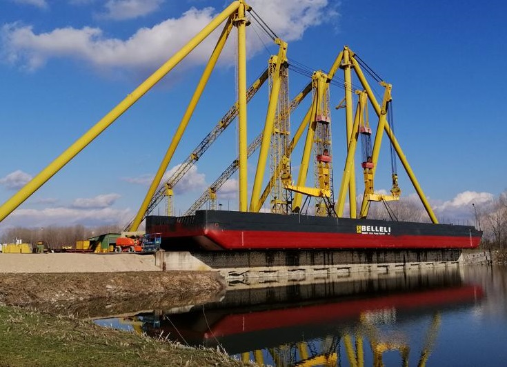 Sull'idrovia del Po varata la maxi-chiatta per i trasporti eccezionali