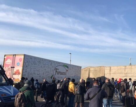 Merci per la Sicilia bloccate in porto: colpa di 40 auto arrivate sui pontili nonostante i divieti