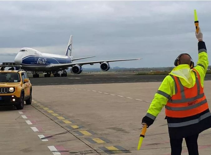 Crolla il cargo aereo, resistono solo le spedizioni farmaceutiche