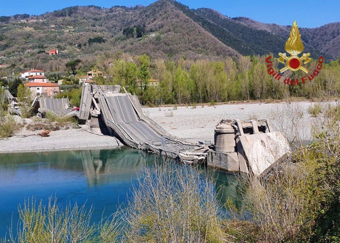 Crolla ponte sulla SP70, coinvolti due furgoni