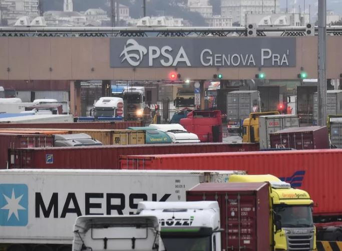 Tir in porto a Genova anche di notte, turni su 24 ore per evitare la paralisi