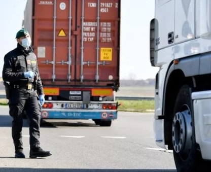 Camionista 60enne positivo al virus attraversa l'Italia: denunciato in ospedale