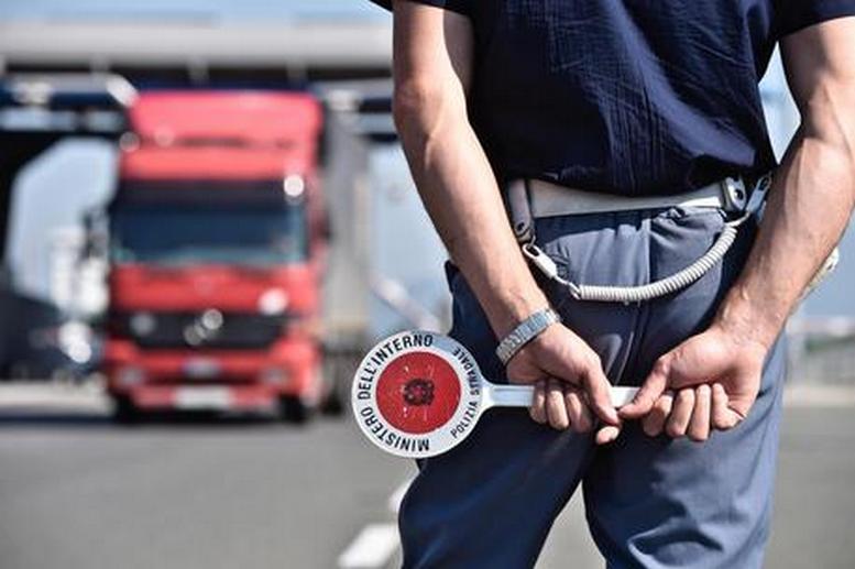 Trasportava alimenti con gruppo refrigerante spento, maxi multa ad un camionista