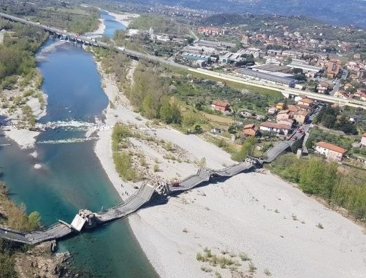 Pedaggio sospeso tra Aulla e Spezia dopo il crollo del ponte di Albiano Magra
