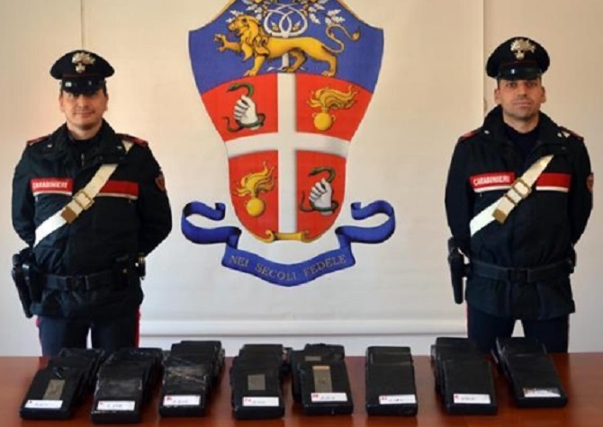 Nel serbatoio del camion nasconde 40 chili di cocaina purissima