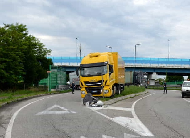 Treviso: malore alla guida, camion fuori controllo sulla rotatoria della tangenziale