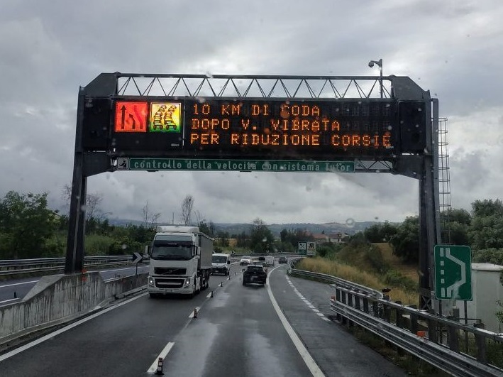 A14 a passo di lumaca, protestano i camionisti