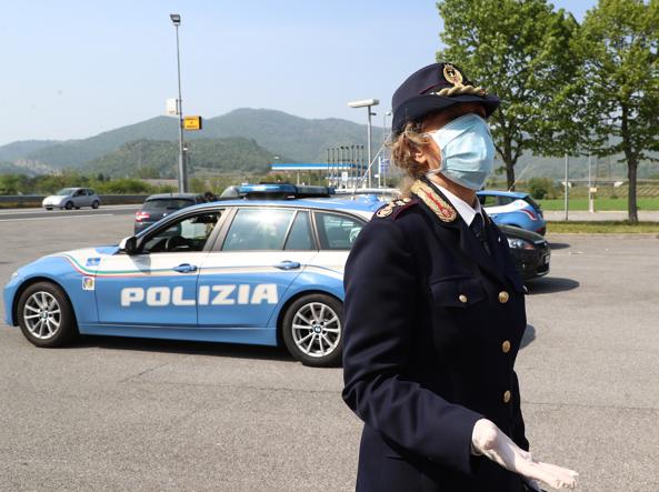 Trasporta cavalli sull'A21, ma la patente è scaduta nel 2016