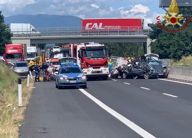 Incidente A1: 4 morti nello scontro fra auto e Tir