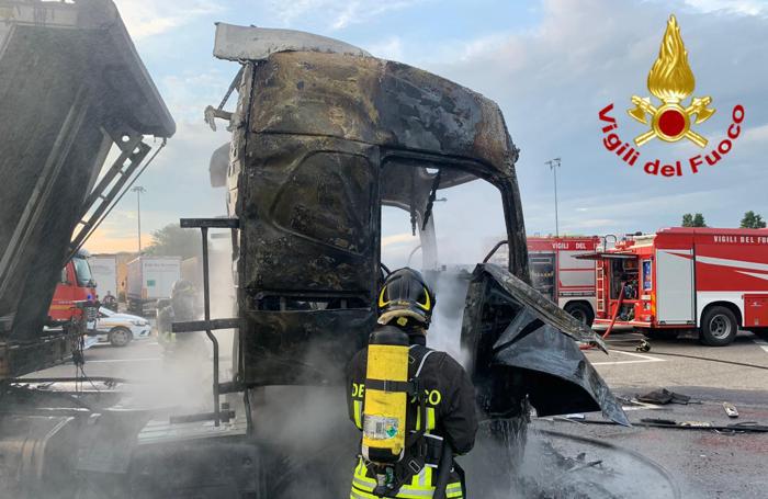 Camion in fiamme in autogrill, ustionato camionista