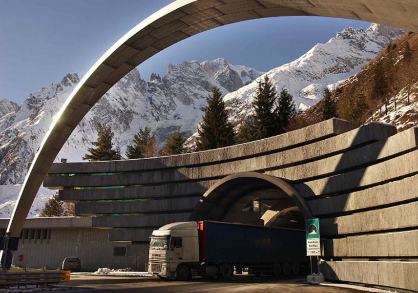 Divieto di transito al Traforo del Monte Bianco per i mezzi pesanti Euro4