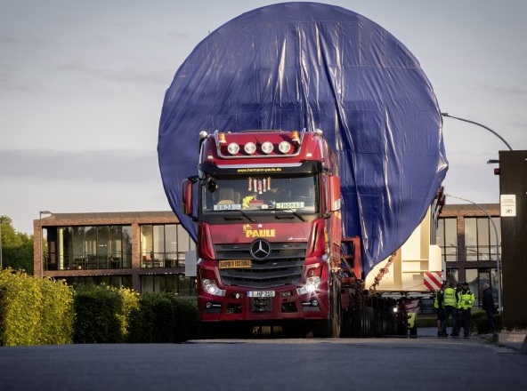 Quattro autocarri pesanti Mercedes-Benz Actros trasportano un gigantesco serbatoio a pressione