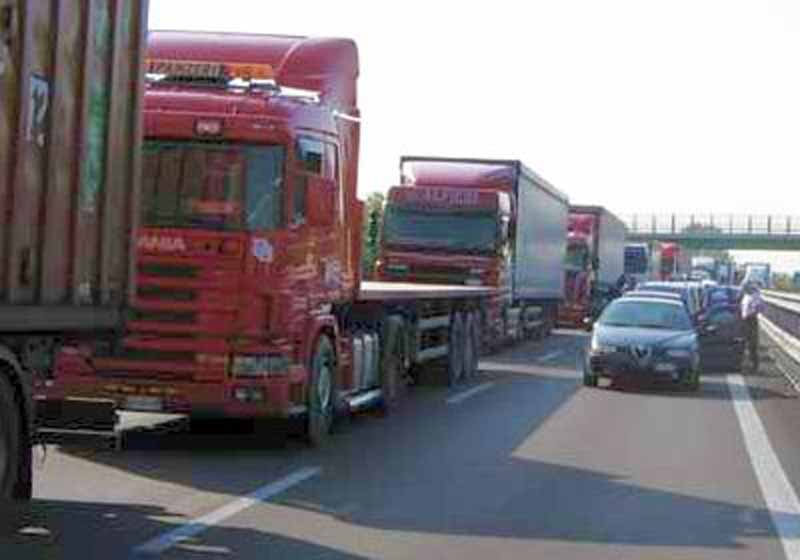 Incidente sull'A1, scontro tra tre camion
