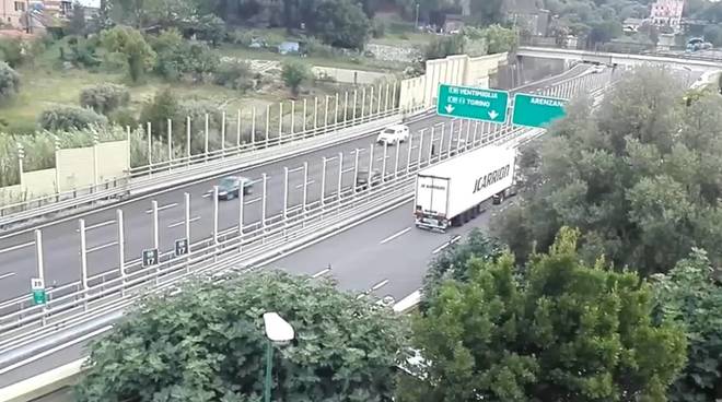 Follia in A10: un camion fa retromarcia sulla carreggiata