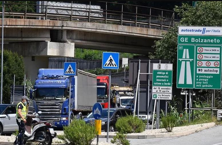 La protesta degli autotrasportatori: ''Annullate i pagamenti in autostrada o non si torna alla normalità''