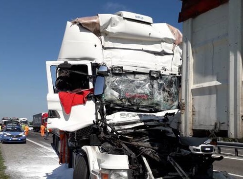 Scontro tra tre mezzi pesanti sull'A21: un morto e un ferito