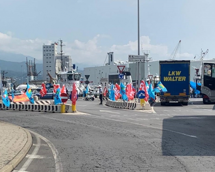 Sciopero dei trasporti nel savonese: la protesta ai varchi portuali di Savona e Vado