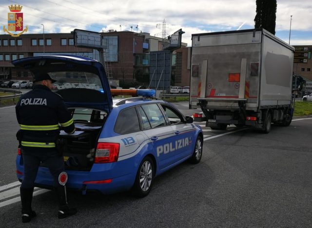 Carica il camion di 6 tonnellate oltre limite, multato