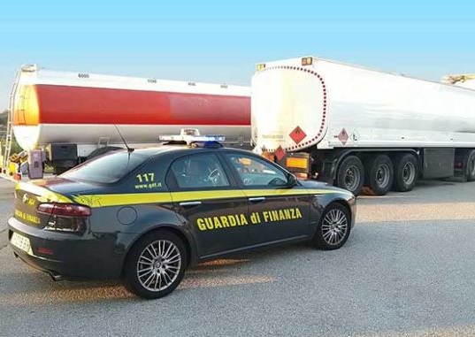 Contrabbando di carburante: sequestrato carico di 40mila litri alle porte di Roma
