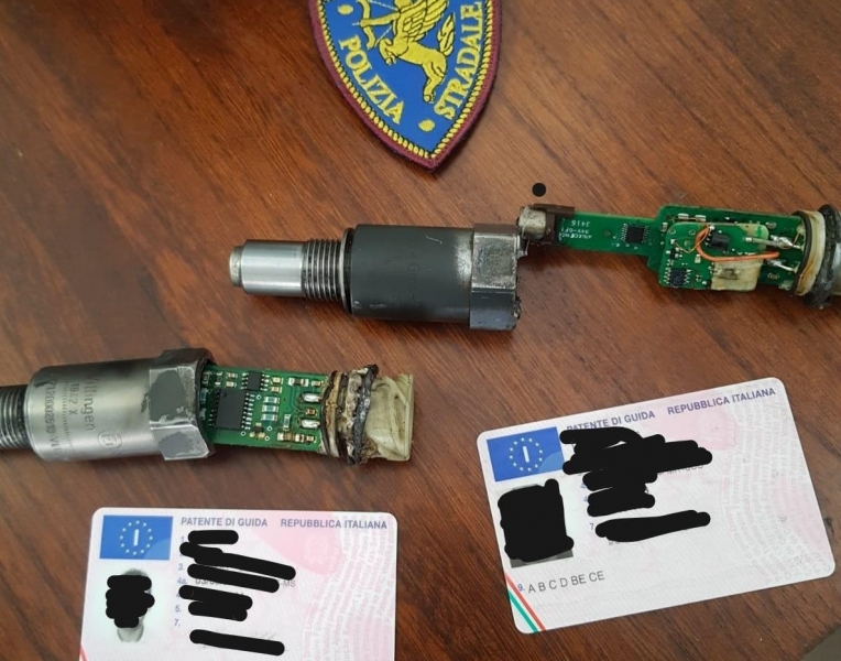 Alteravano i tachigrafi dei loro TIR: sequestro e maxi-multa per tre autotrasportatori