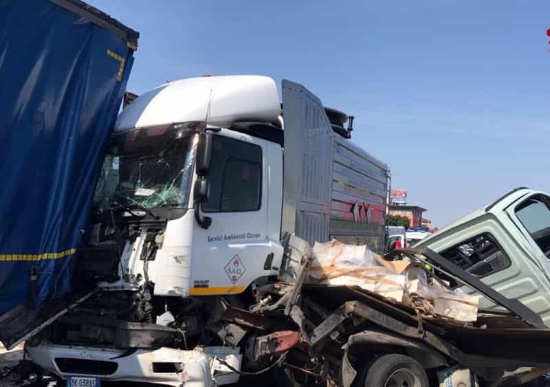 Incidente sull'Autostrada A4, schianto tra un furgone e un camion: un morto e due feriti