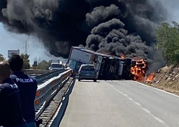 Macomer: inferno di fuoco sulla 131, in fiamme un camion