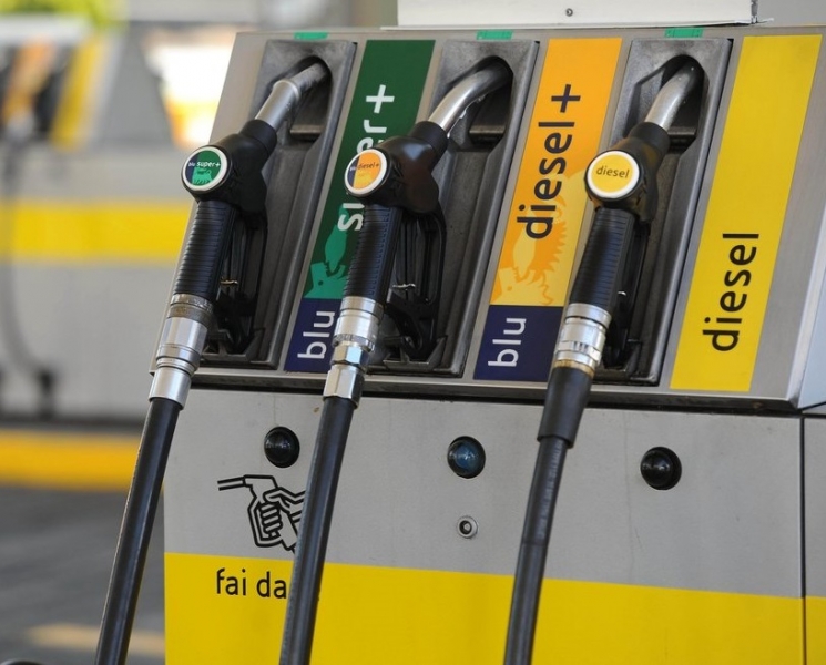 Prezzi ''stracciati'' alla pompa di benzina: evasione fiscale da 18 milioni di euro