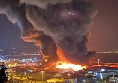 Paura nel porto di Ancona per un maxi incendio nella notte