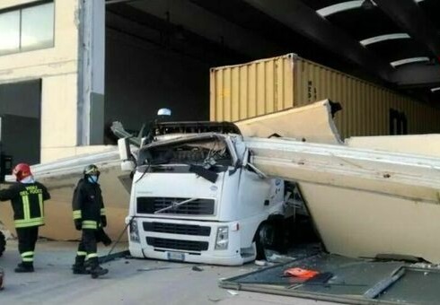 Trave in cemento armato su camion: muore il conducente