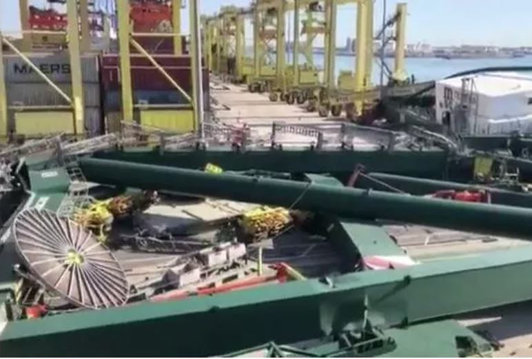 La mega portacontainer di Msc urta una gru a Valencia: ferito gravemente un portuale