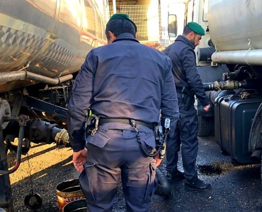 Traffico illecito di 65mila litri di gasolio in A4 e A23: 2 arresti