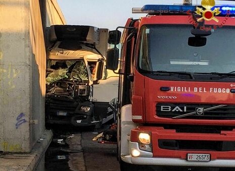Schiacciato nella cabina del camion: morto un 50enne