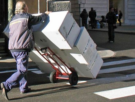 Milano, distribuire merci in città è diventata un'impresa