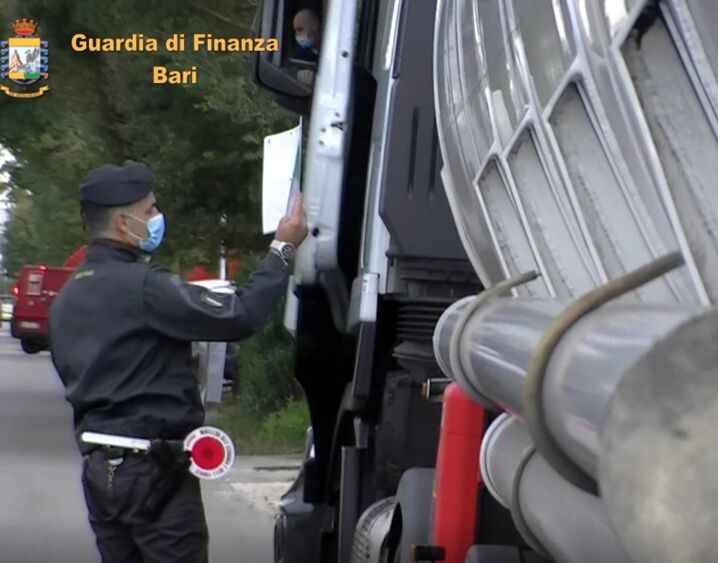 Gasolio di contrabbando pronto per essere scaricato in deposito: maxisequestro nel Barese