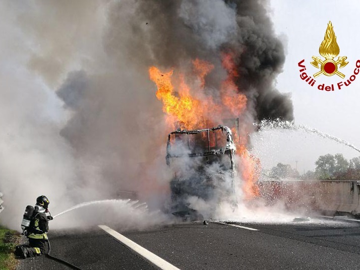 Incidente sull'autostrada A4: a fuoco un camion