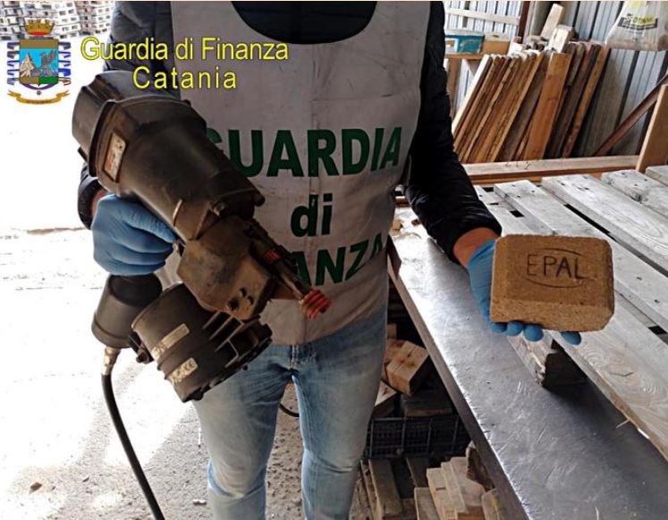 Falsi, la Guardia di Finanza sequestra a Catania ottomila pallet