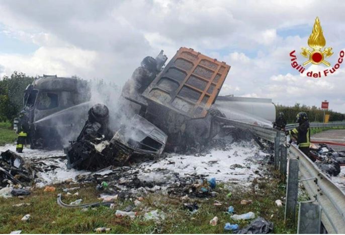 Scontro tra camion in A1, un morto