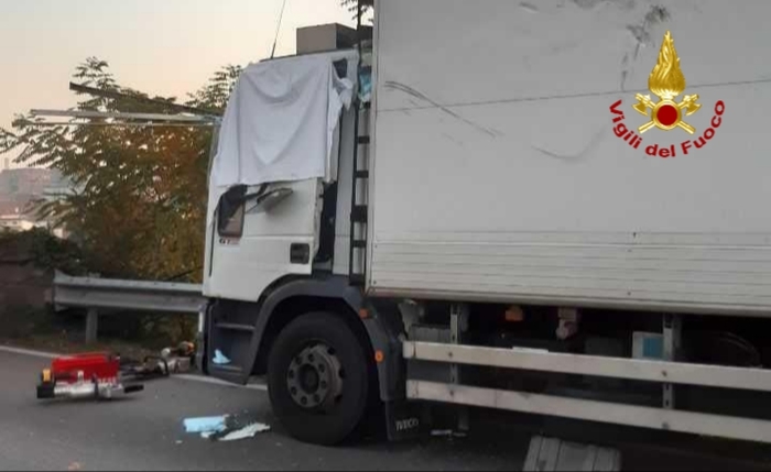 Trafitto da tubi persi dal camion che lo precede, morto un autotrasportatore