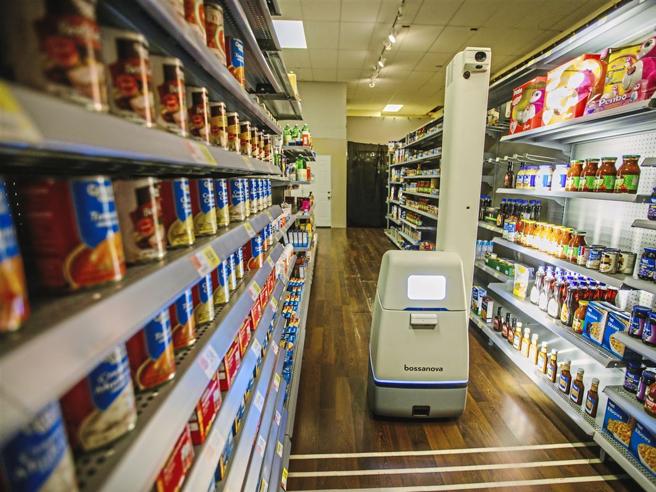 Walmart abbandona i robot: in corsia tornano i dipendenti