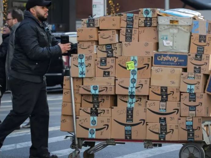 Amazon, bonus Natale di 300€ per i dipendenti