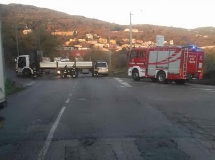 Autotrasportatore schiacciato da camion a Lanusei