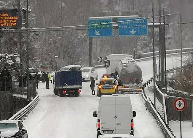Caos neve in A7, camionisti sabato in piazza contro Autostrade