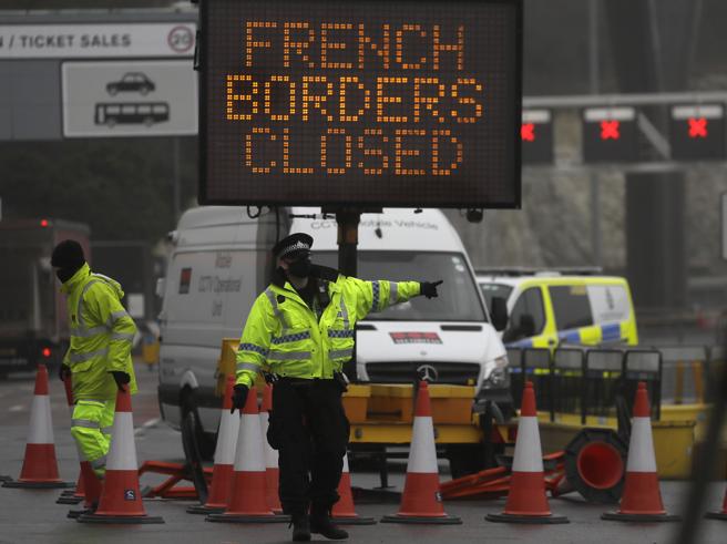 Camionisti nel caos a Calais e Dover, Conftrasporto: ''Situazione drammatica intervenga il ministro''