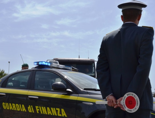 Evasione fiscale, sequestrati 900 mila euro a ditta autotrasporti
