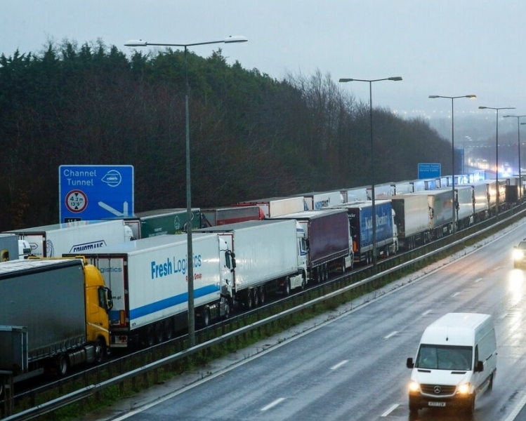 Variante Covid, camion in fila nel Kent dopo il blocco della Francia