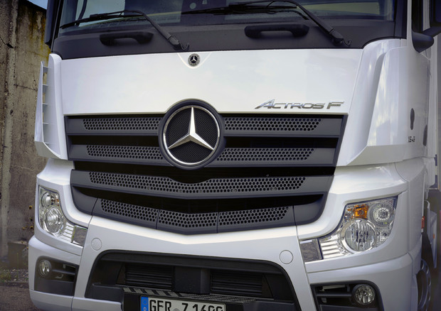 Daimler si divide in due, separa auto Mercedes da autocarri