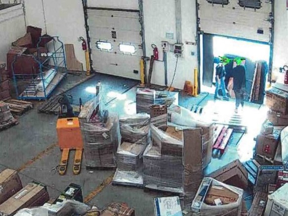 Magazzinieri scoperti a rubare 75 mila euro di merce all'azienda logistica per cui lavoravano