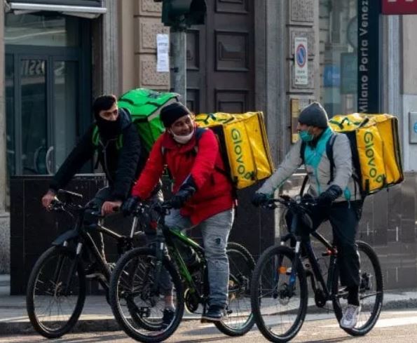 Maxi-indagine sui rider a Milano, multe sulla mancata sicurezza per 733 milioni alle società